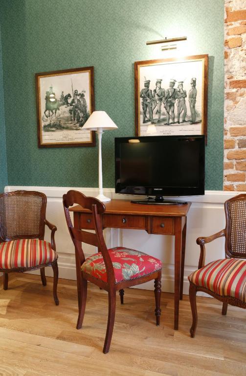 Hotel Dwor Kosciuszko Krakow Room photo A flat screen television in a hotel room