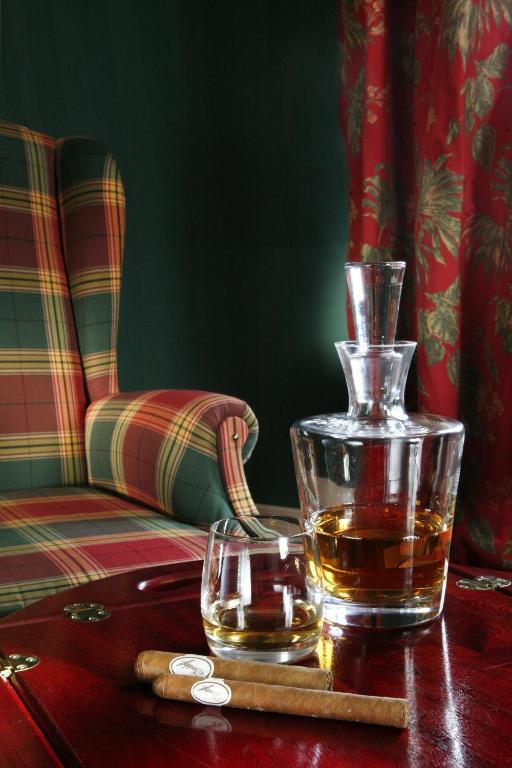 Hotel Dwor Kosciuszko Krakow Room photo A decanter of Scotch whisky