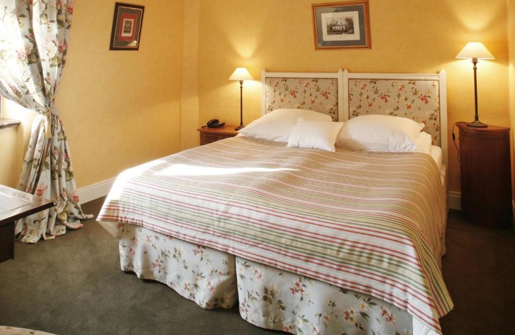 Hotel Dwor Kosciuszko Krakow Room photo A bed with a bed skirt