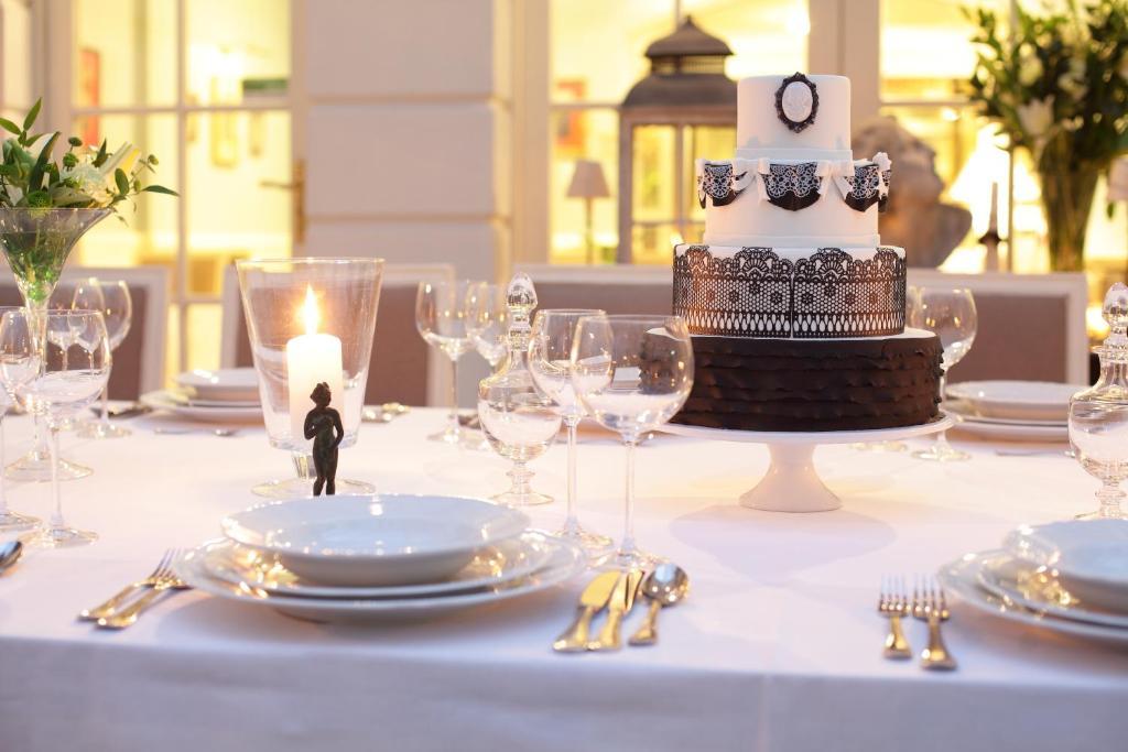 Hotel Dwor Kosciuszko Krakow Exterior photo A wedding cake